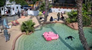 La piscine du camping comme décor de la série A priori