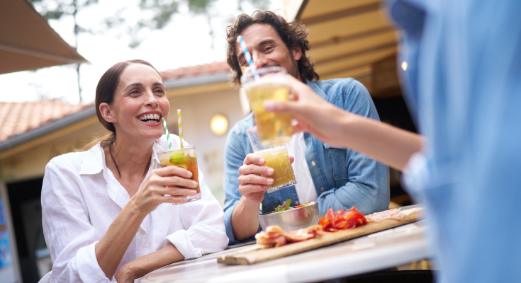 Famille en plein ap&eacute;ritif