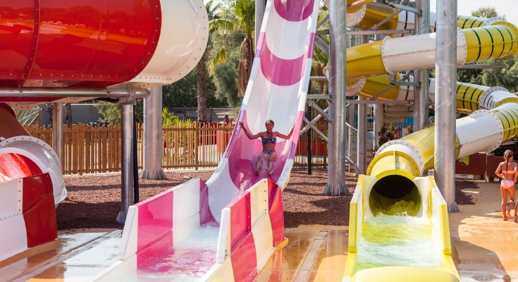 Jeune fille sur le toboggan de la Fun Pool