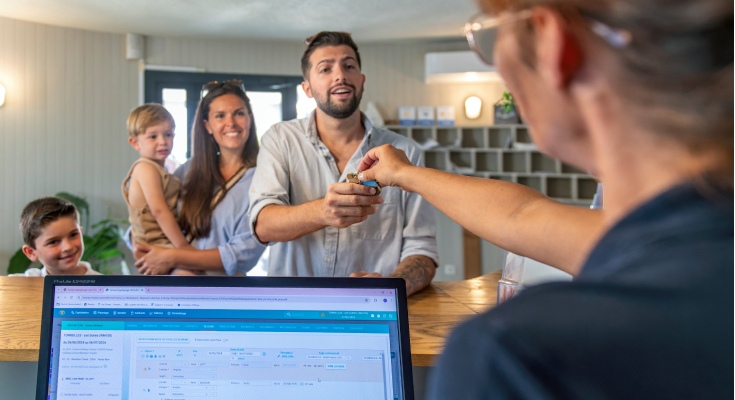 Famille &agrave; la r&eacute;ception du camping