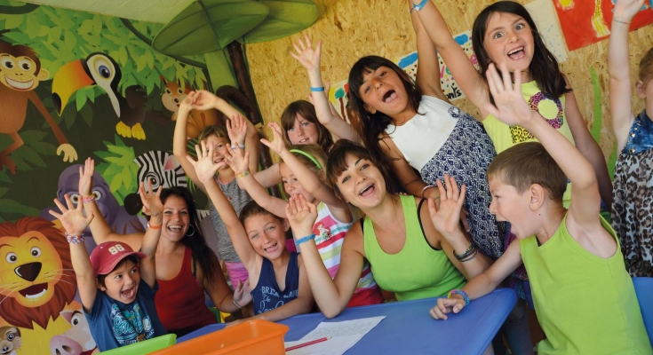 Enfants qui s'amusent au club enfants