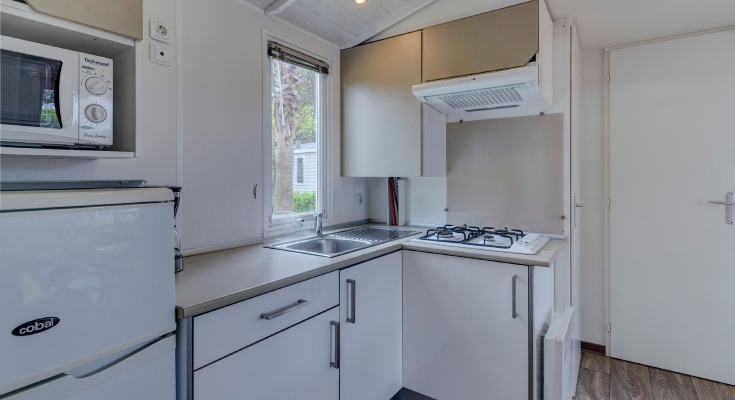Cuisine &eacute;quip&eacute;e d'un mobil-home Comfort &agrave; Lattes