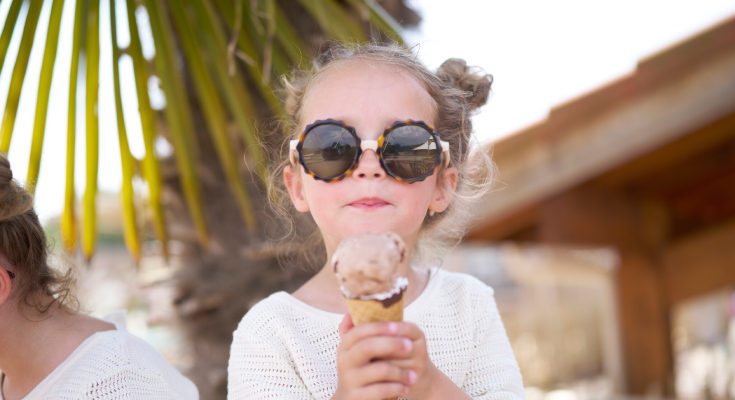 Enfant mangeant une glace