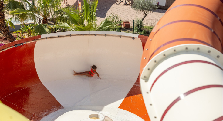 Enfant sur le grand toboggan de la Fun Pool