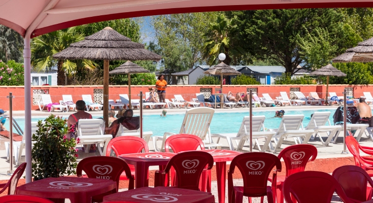 Terrasse du snack au bord de la piscine