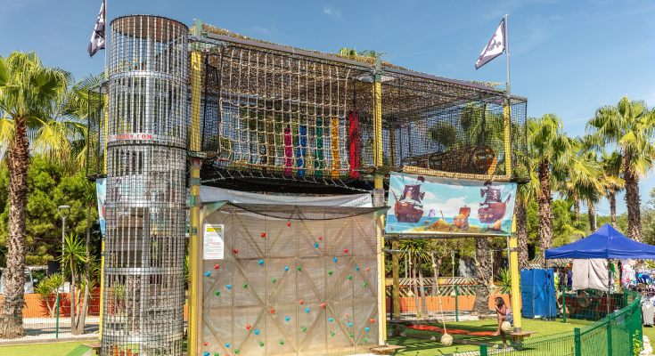 Aire de jeux du Cara&iuml;be au camping L'Oasis Palavasienne