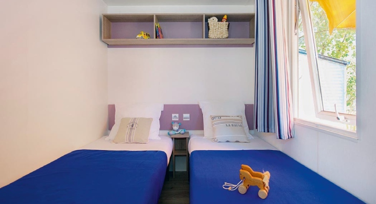 Chambre avec lits jumeaux des mobil-homes de la gamme Classic