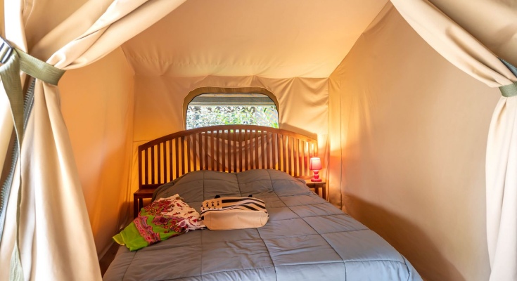 Chambre avec lit double dans le lodge toil&eacute;