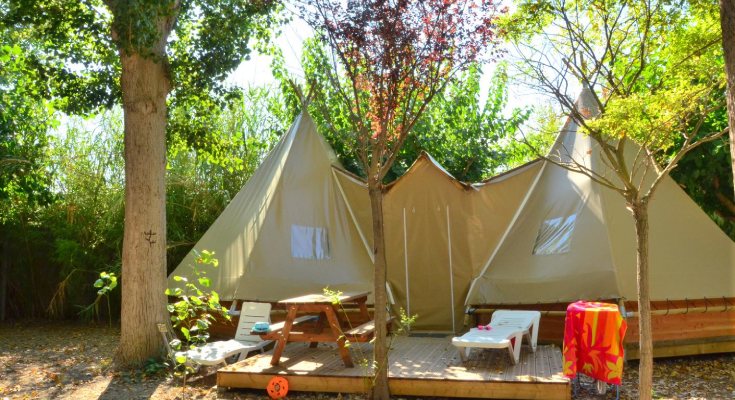Double tipi pour une expérience insolite au camping