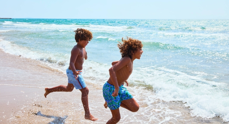 Enfants courant sur la plage de Palavas