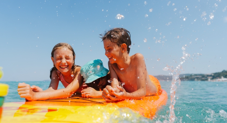 Enfants s'amusant sur un paddle &agrave; Palavas-les-Flots