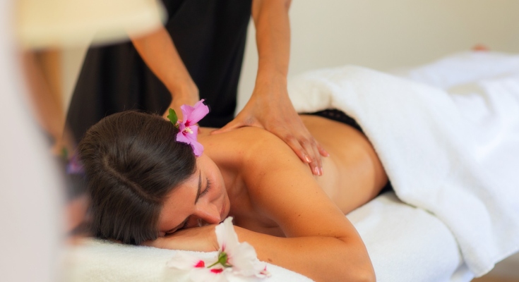 Femme s'offrant un service de massage indien