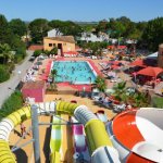 Parc aquatique et toboggans vus du ciel